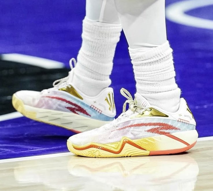 感觉如何？欧文今天训练中上脚即将推出的第三代签名鞋The KAI 3