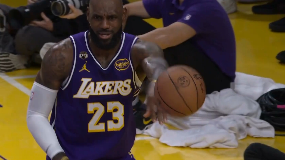 皇冠中国-吓人啊！詹姆斯关键发球竟然失误了 埃奇库姆三分真进啊！！