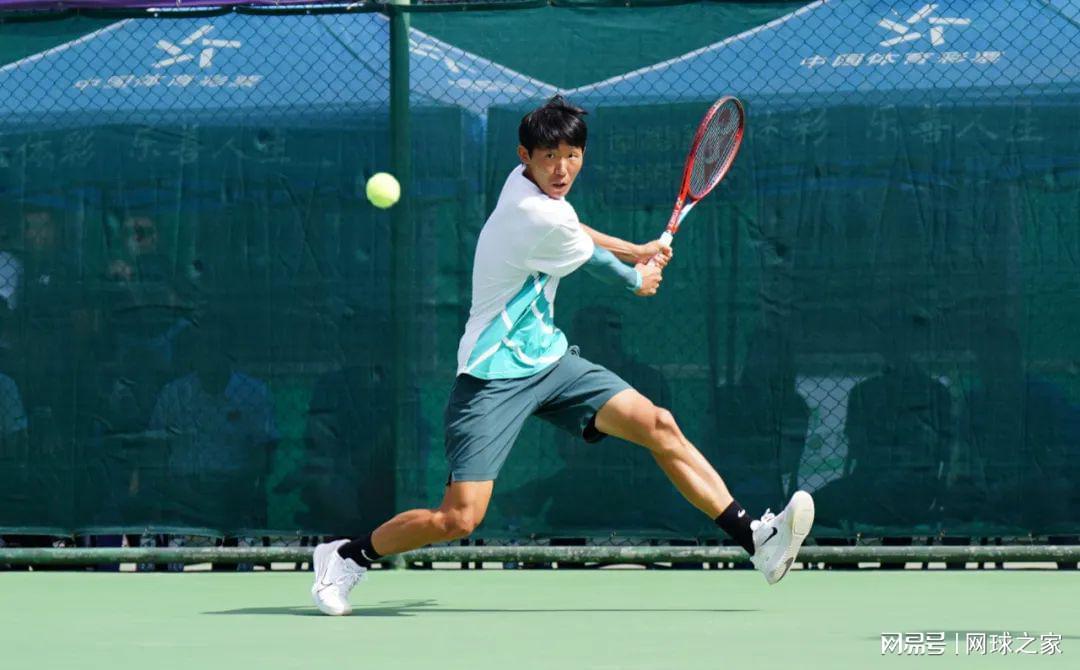 皇冠Crown Sports-万马齐喑,崔杰顶住压力挺进决赛,王傲然逆转斩获男双冠军
